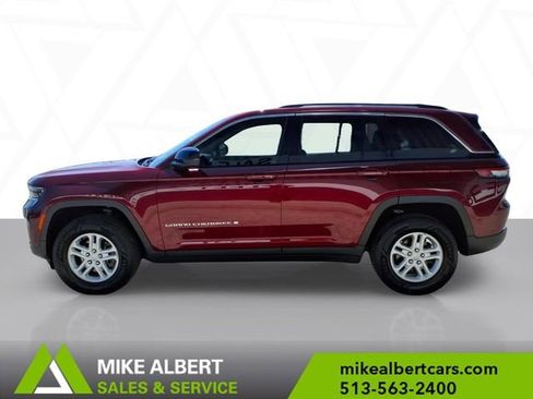 Used 2023 Jeep Grand Cherokee Laredo AWD/4WD image 4