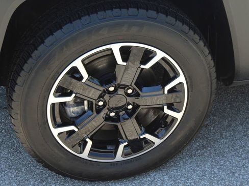 Used 2023 Jeep Renegade Trailhawk AWD/4WD image 9