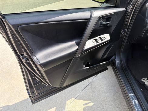 Used 2017 Toyota RAV4 XLE FWD image 14