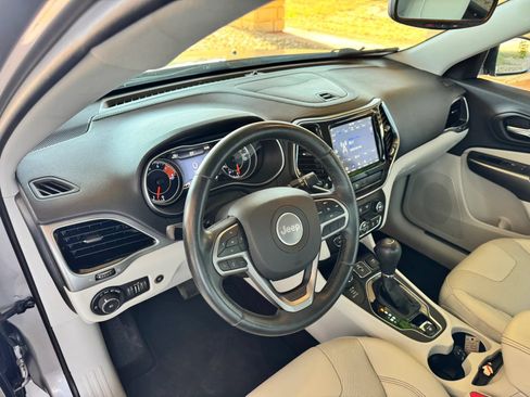 Used 2019 Jeep Cherokee Limited AWD/4WD image 11