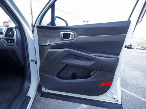 Used 2022 Kia Sorento S image 12