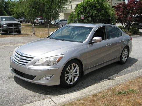 Used 2013 Hyundai Genesis 3.8 w/ Technology Pkg RWD image 8