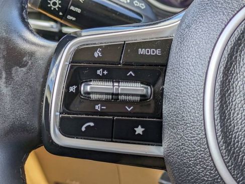 Used 2022 Kia Carnival LX image 27