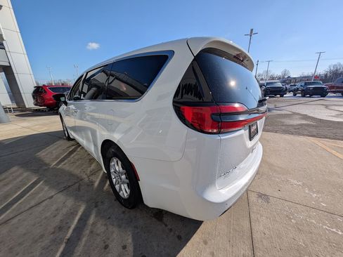 Used 2024 Chrysler Pacifica Touring-L image 6