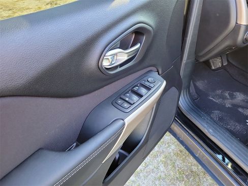 Used 2018 Jeep Cherokee Latitude w/ Mobile Office Group image 12