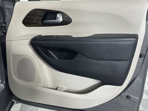 Used 2023 Chrysler Pacifica Limited FWD image 31