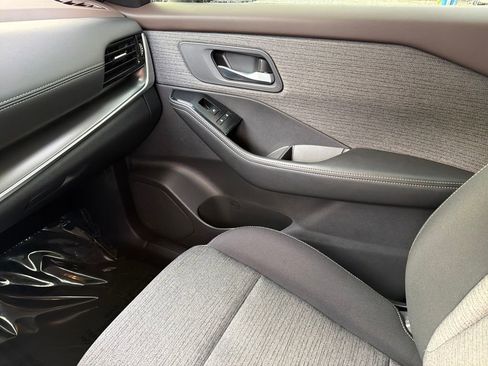 Used 2022 Nissan Rogue SV image 29