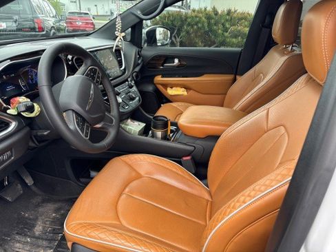 Used 2023 Chrysler Pacifica Pinnacle image 3