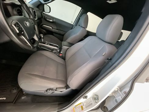 Certified 2019 Toyota Tacoma TRD Off-Road AWD/4WD image 11