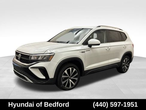 Used 2022 Volkswagen Taos SE w/ Panoramic Sunroof Package FWD image 1