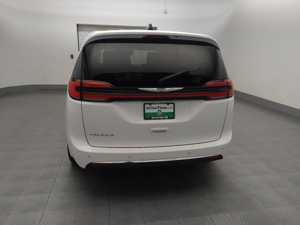 Used 2023 Chrysler Pacifica Touring-L FWD image 6
