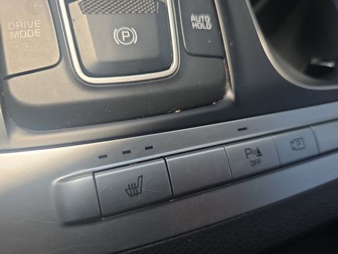 Certified 2024 Kia Carnival LX FWD image 23