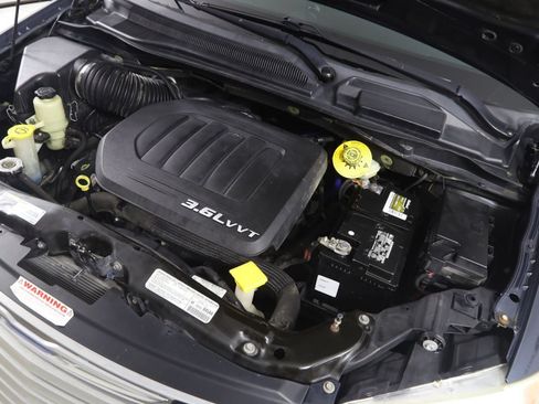 Used 2013 Chrysler Town & Country Touring FWD image 18