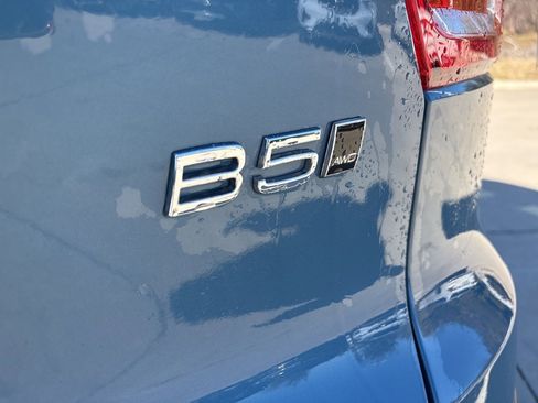 Certified 2025 Volvo XC40 B5 Plus image 7