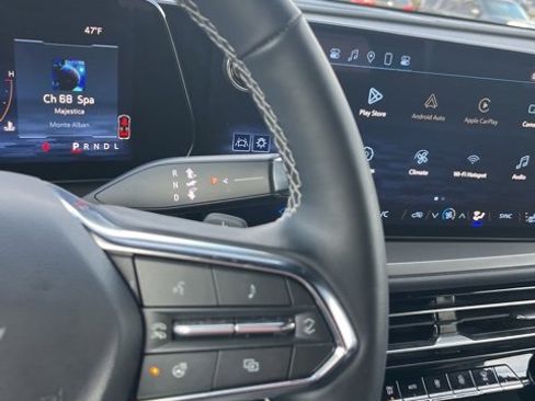 Used 2025 Chevrolet Traverse LT image 9