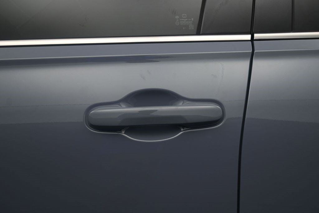 Used 2025 Honda Pilot Touring image 13