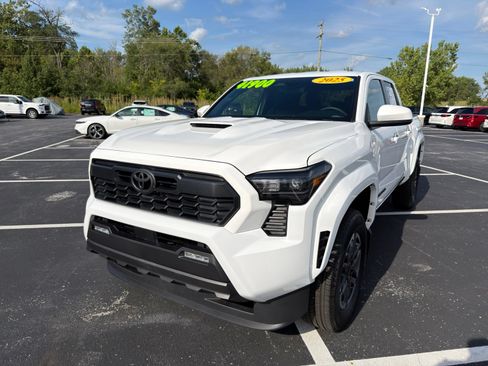 Used 2025 Toyota Tacoma TRD Sport AWD/4WD image 2