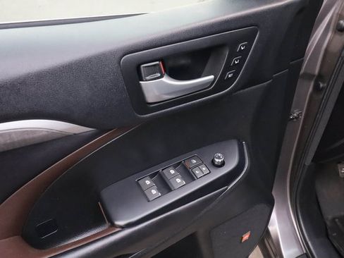 Used 2017 Toyota Highlander Limited image 36