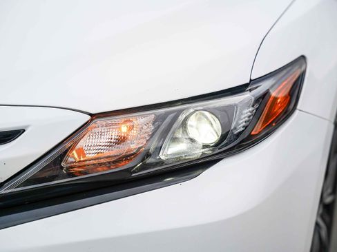 Certified 2022 Toyota Camry SE image 5