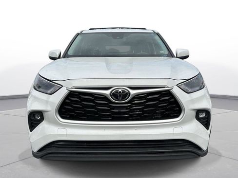 Used 2023 Toyota Highlander LE image 3