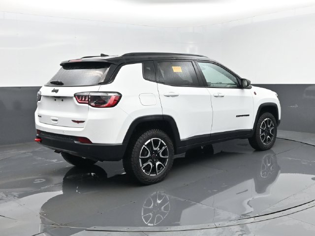Used 2025 Jeep Compass Trailhawk AWD/4WD image 4