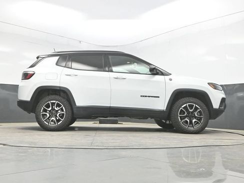 Used 2025 Jeep Compass Trailhawk AWD/4WD image 34