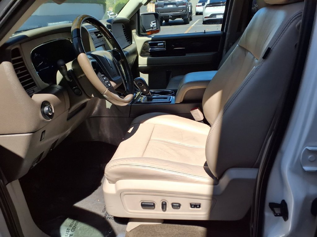 Used 2015 Lincoln Navigator 2WD image 16