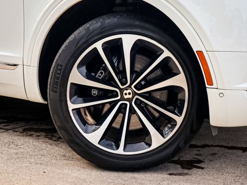 Used 2019 Bentley Bentayga image 13