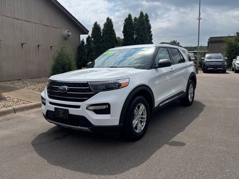 Used 2022 Ford Explorer XLT AWD/4WD image 2