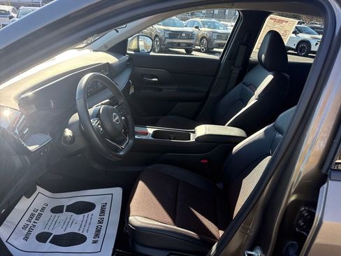 Used 2025 Nissan Kicks SR image 10