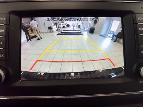 Used 2020 Kia Sedona L image 20