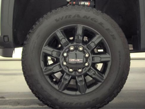 Used 2024 GMC Sierra 2500 AT4 w/ Technology Package AWD/4WD image 10