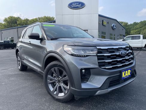 Used 2025 Ford Explorer Active w/ Active Comfort Package AWD/4WD image 3