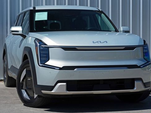 Used 2024 Kia EV9 Light Long Range image 2