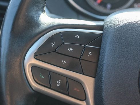 Used 2019 Jeep Cherokee Limited image 29