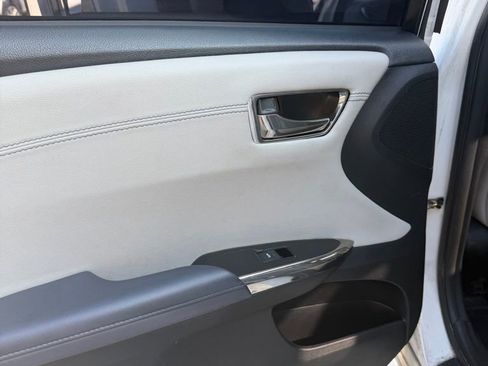 Used 2015 Toyota Avalon Limited image 9