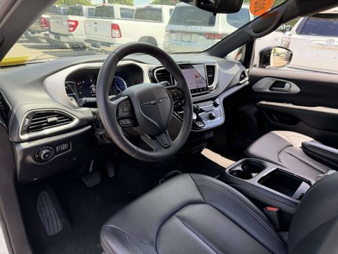 Used 2024 Chrysler Pacifica Limited FWD image 17