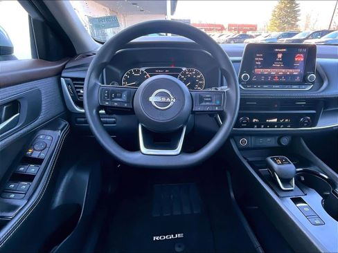 Used 2023 Nissan Rogue SV image 16