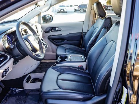 Certified 2024 Chrysler Pacifica Touring-L image 18