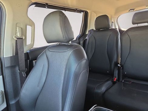 Used 2024 Kia Carnival EX FWD image 28