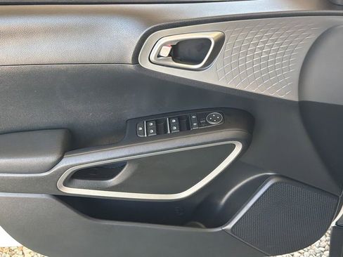 Used 2025 Kia Soul LX w/ LX Technology Package FWD image 3
