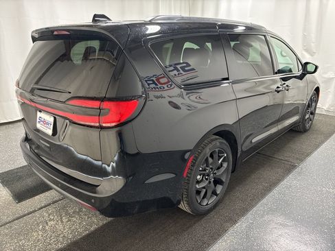 New 2026 Chrysler Pacifica Select FWD image 4
