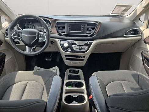 Used 2017 Chrysler Pacifica Touring FWD image 17