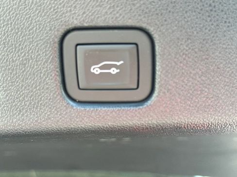Certified 2025 Buick Enclave Preferred FWD image 19