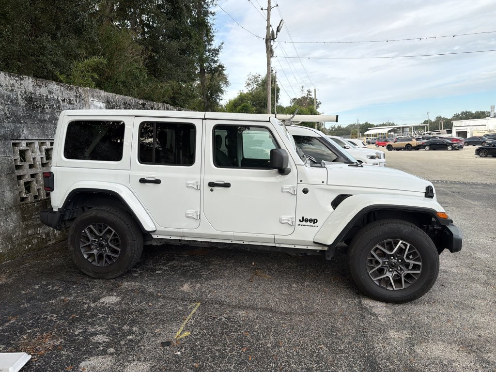 Used 2025 Jeep Wrangler Unlimited Sahara AWD/4WD image 3