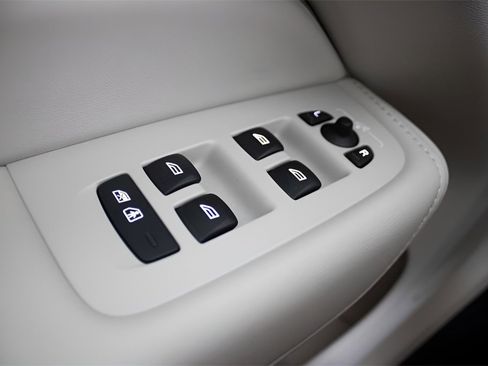 Certified 2025 Volvo XC60 T8 Plus w/ Protection Package Premier image 22