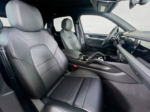 New 2026 Porsche Cayenne Base image 30