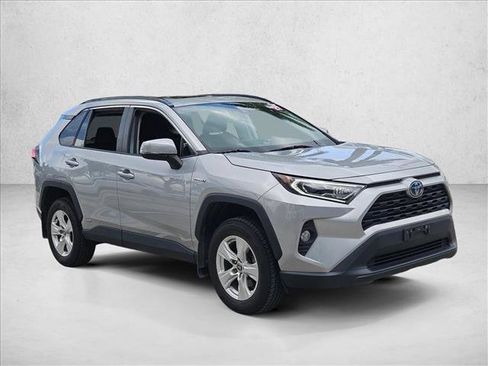 Used 2021 Toyota RAV4 XLE w/ Convenience Package AWD/4WD image 3