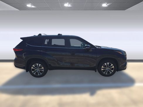 Used 2023 Toyota Highlander XLE image 4