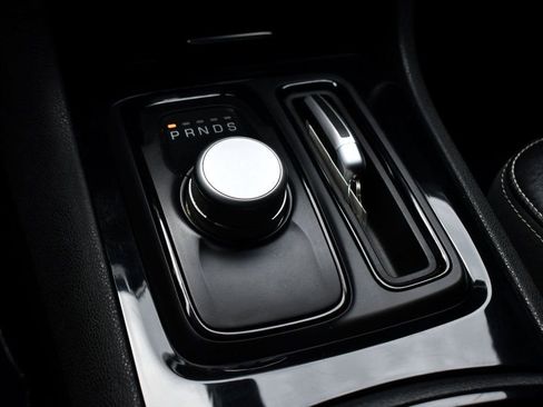 Used 2019 Chrysler 300 S image 35